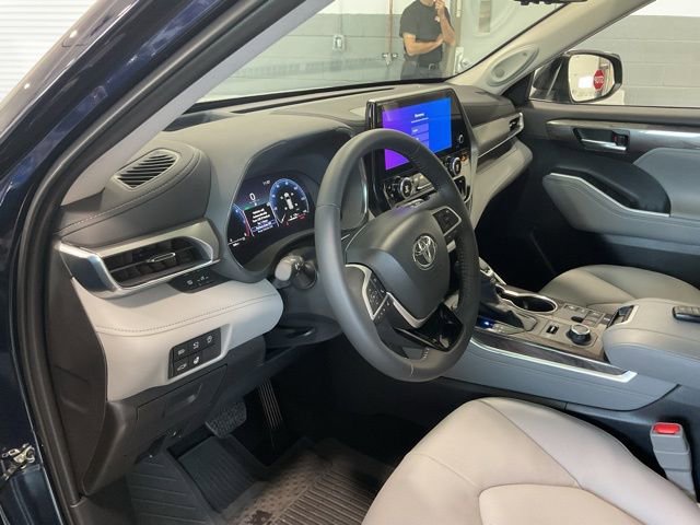 Used 2026 Toyota Highlander Platinum image 9