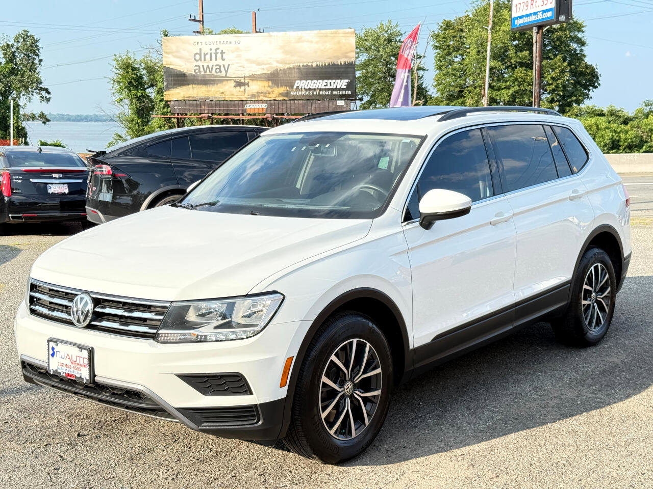 Used 2019 Volkswagen Tiguan SE w/ Panoramic Sunroof Package image 8