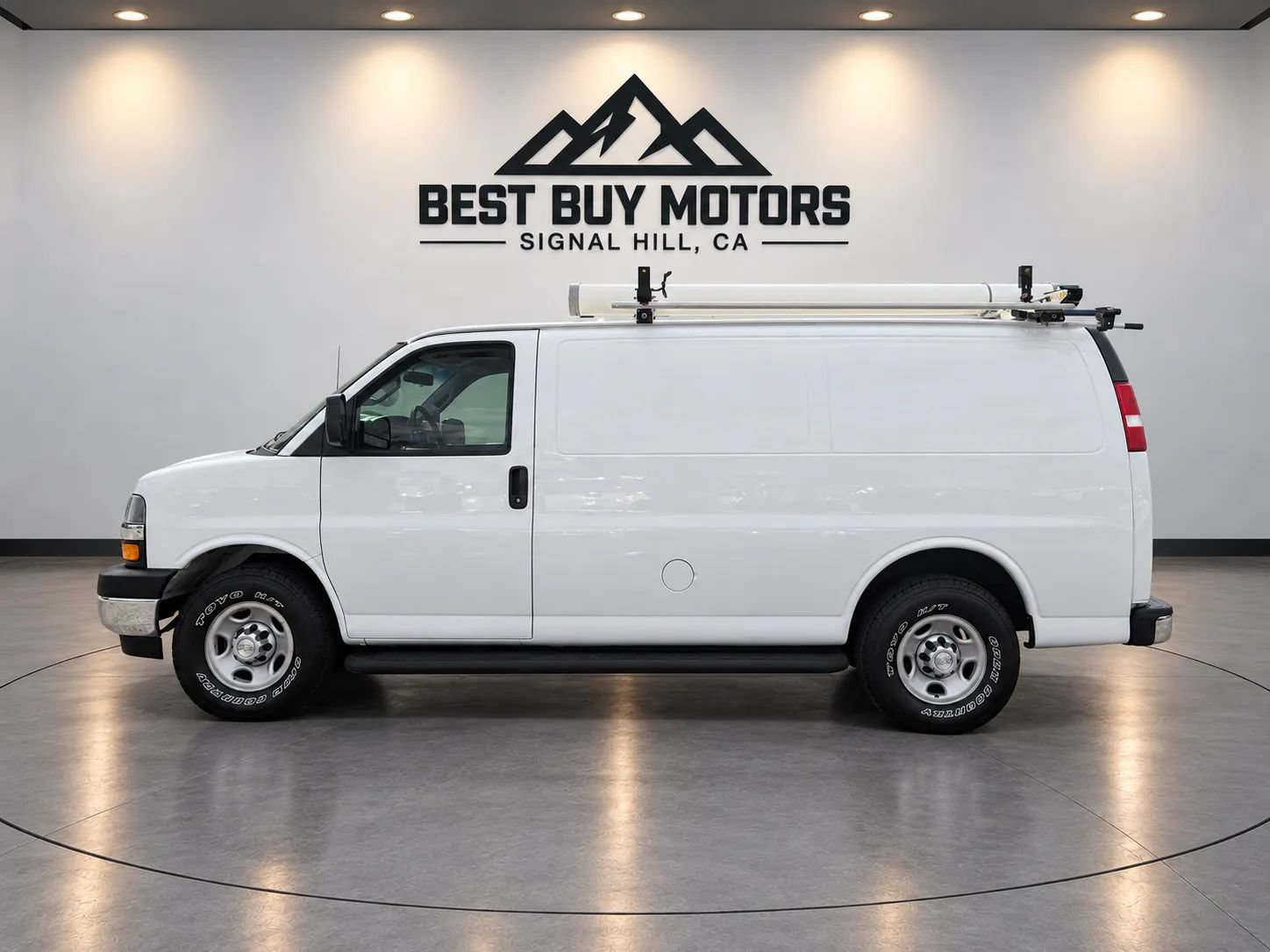 Used 2018 Chevrolet Express 2500 w/ Driver Convenience Package RWD image 5