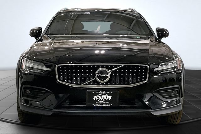 Certified 2025 Volvo V60 B5 Cross Country Ultra AWD/4WD image 4