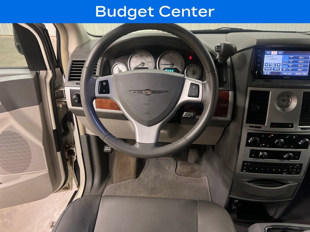Used 2008 Chrysler Town & Country Touring FWD image 18