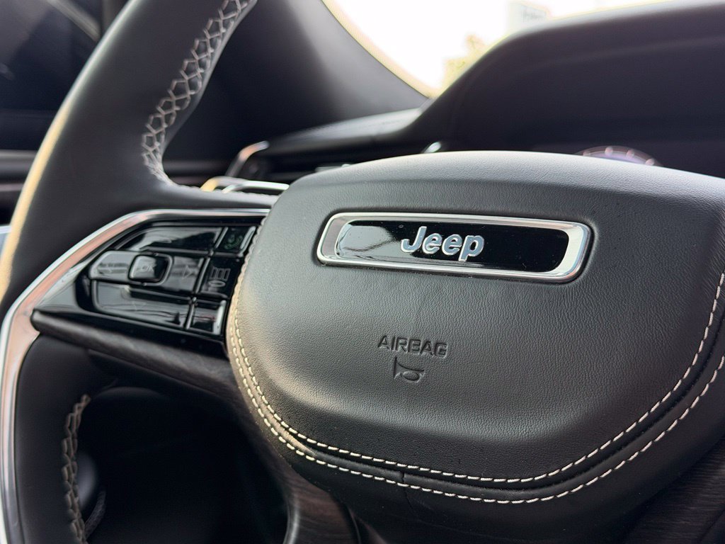Used 2023 Jeep Grand Cherokee Overland AWD/4WD image 17