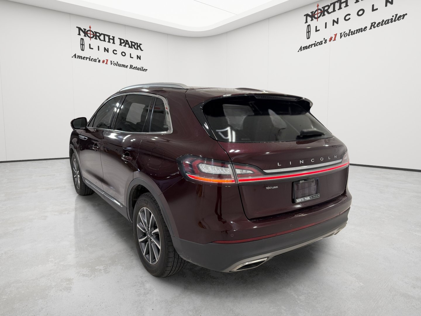Used 2022 Lincoln Nautilus FWD image 3