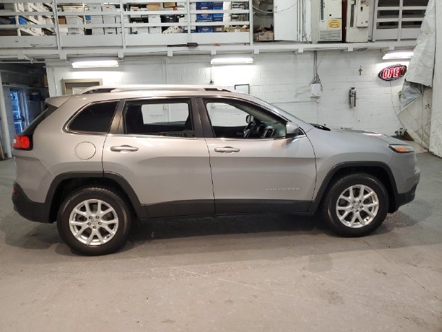 Used 2016 Jeep Cherokee Latitude AWD/4WD image 8