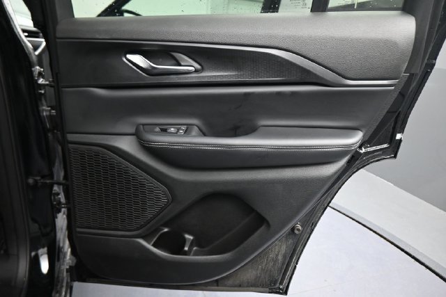 Used 2025 Jeep Grand Cherokee Altitude AWD/4WD image 23