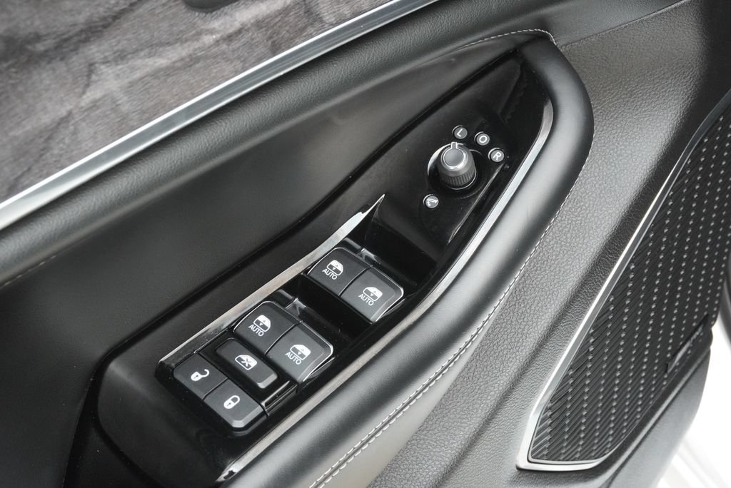 Used 2023 Jeep Grand Cherokee Overland RWD image 25