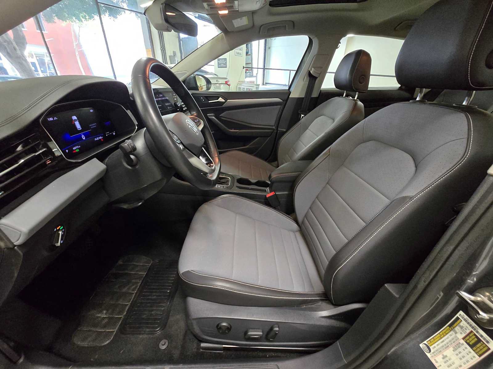 Used 2025 Volkswagen Jetta SE FWD image 19