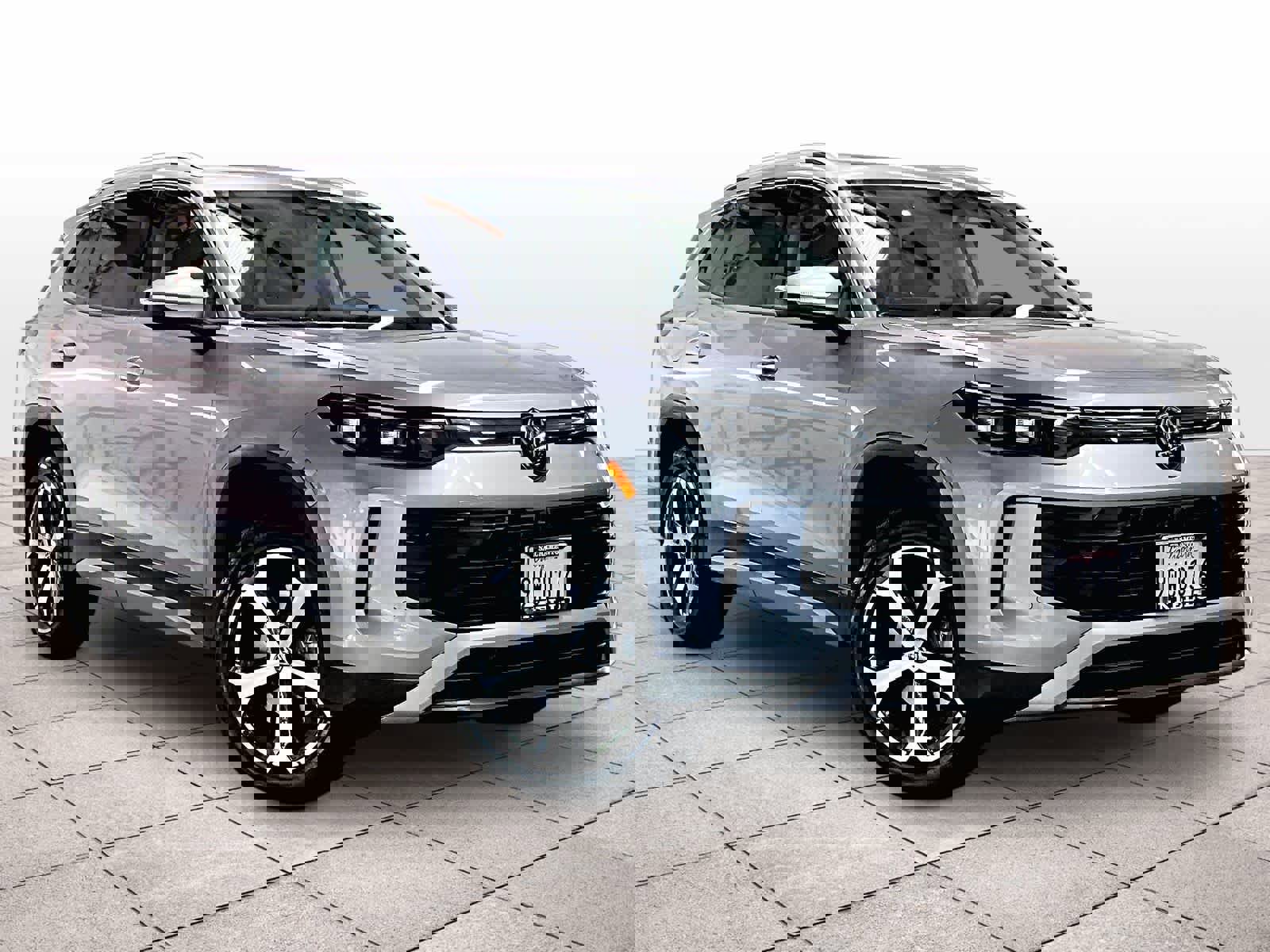 Certified 2025 Volkswagen Tiguan SE w/ Panoramic Sunroof Package image 2