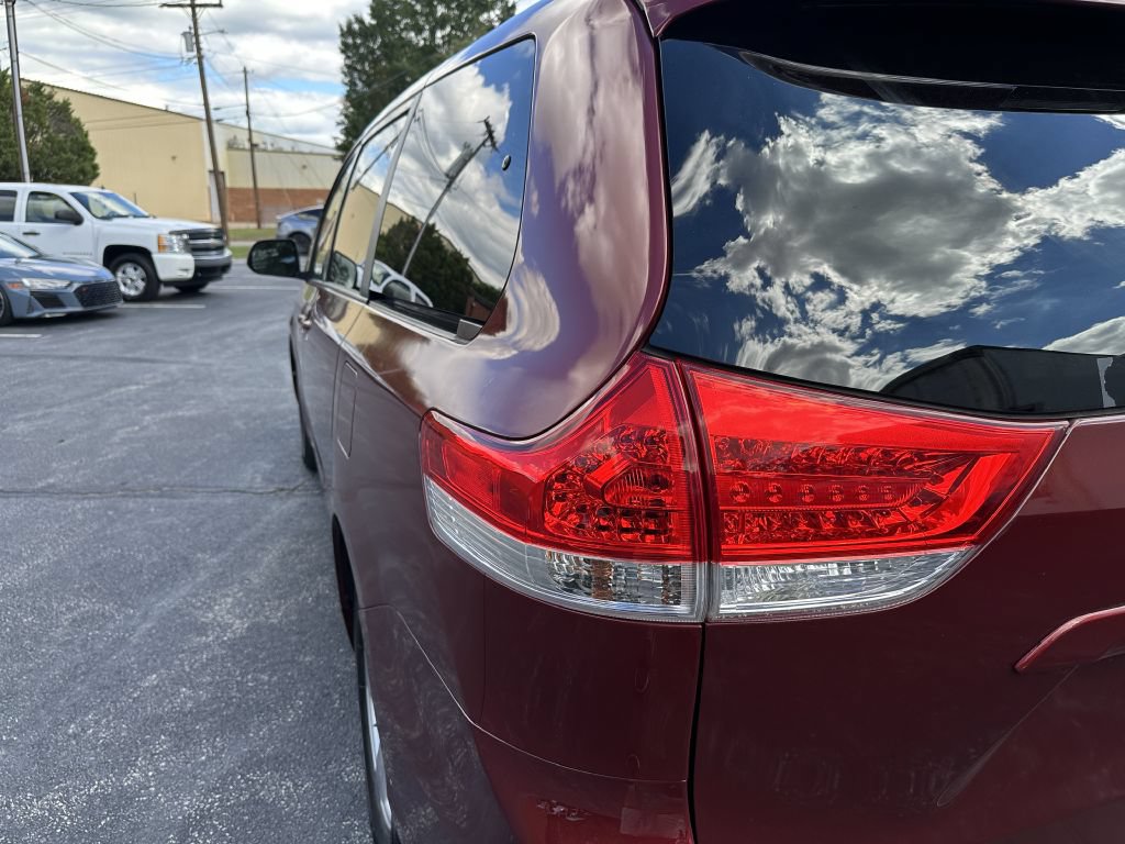 Used 2014 Toyota Sienna LE FWD image 5