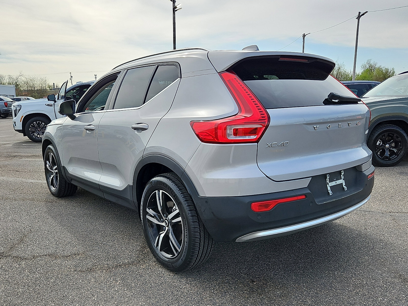 Certified 2023 Volvo XC40 B5 Plus w/ Driver Assist Package AWD/4WD image 4