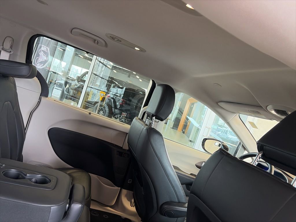 Used 2017 Chrysler Pacifica Touring-L image 20