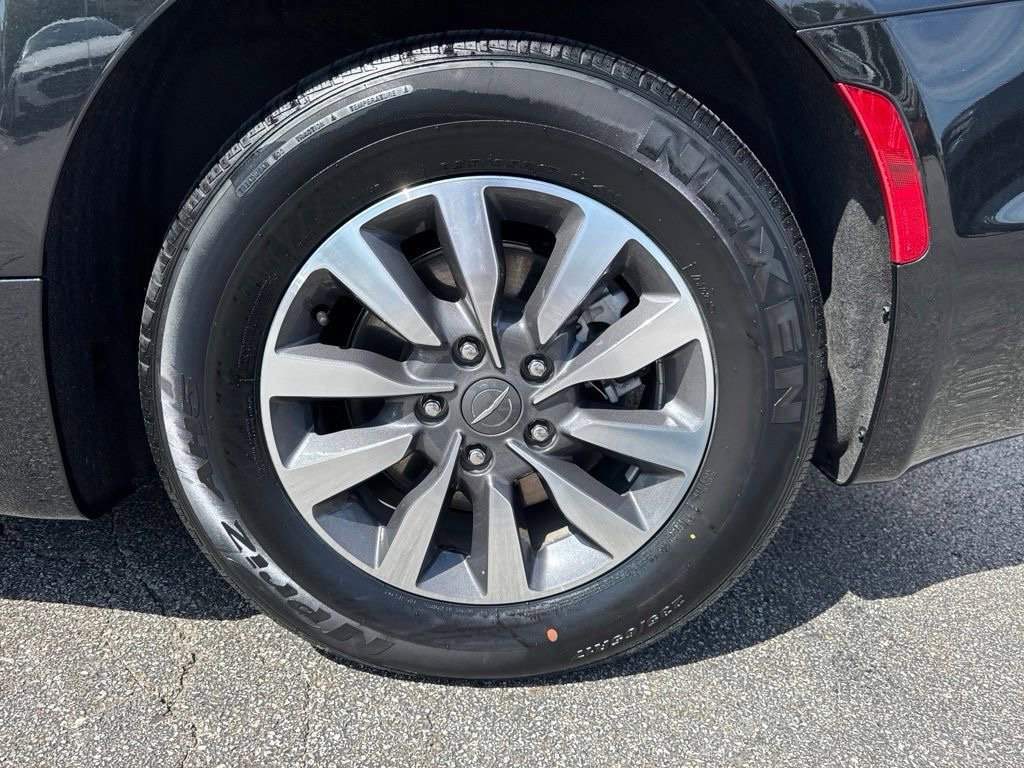 Used 2024 Chrysler Pacifica Limited FWD image 46