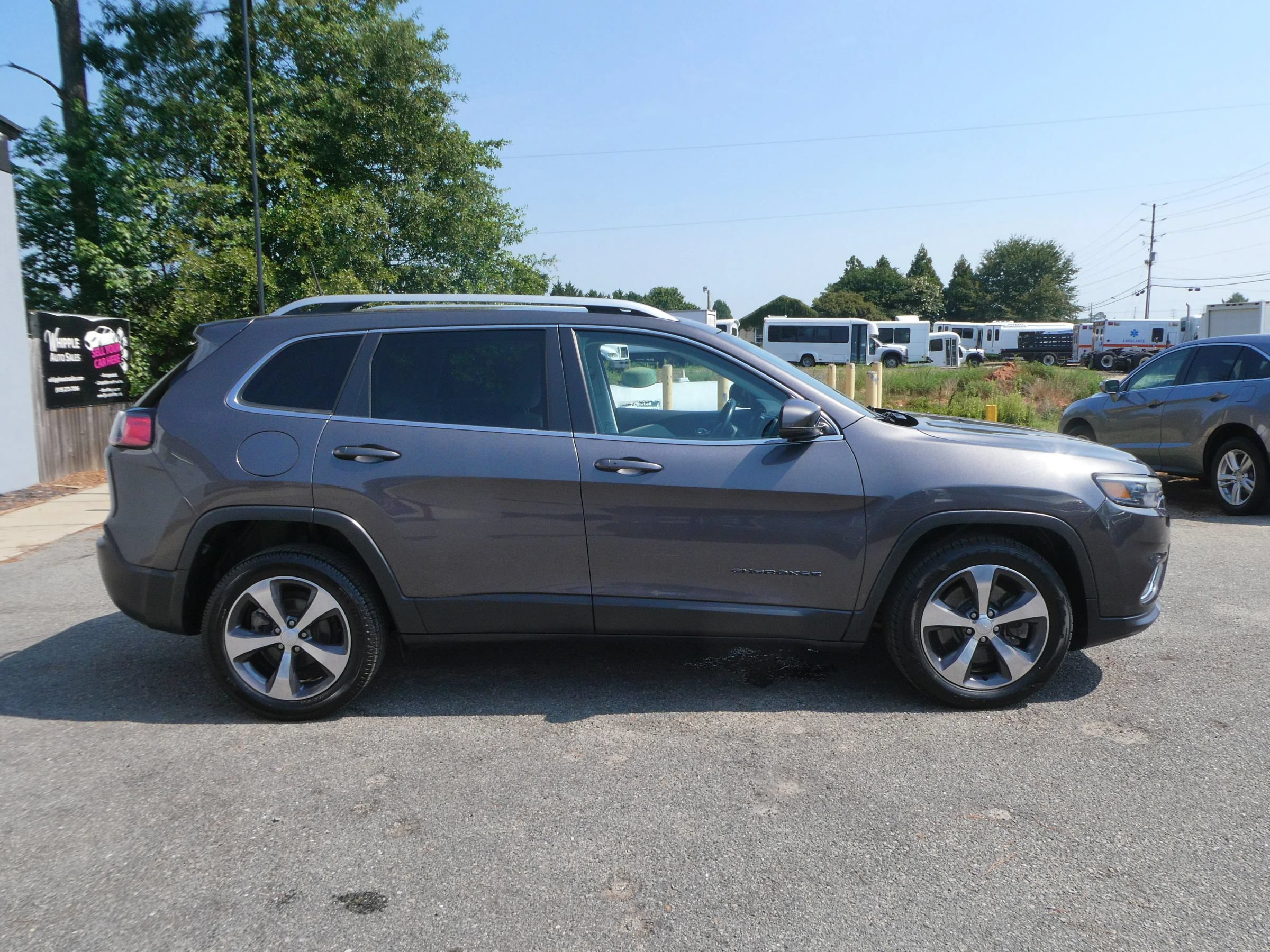 Used 2019 Jeep Cherokee Limited FWD image 4