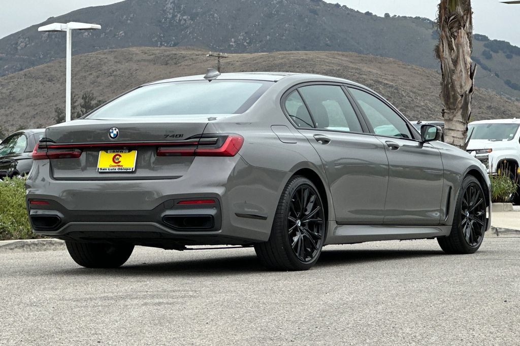 Used 2022 BMW 740i w/ M Sport Package RWD image 3