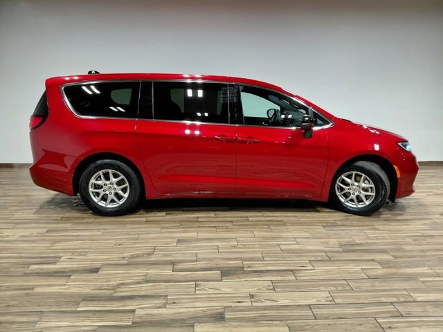 Used 2025 Chrysler Pacifica Select image 20