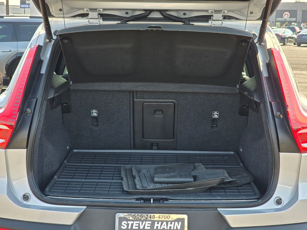 Used 2023 Volvo XC40 B5 Plus image 14