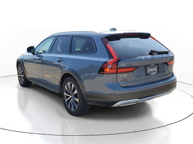 Used 2021 Volvo V90 T6 Cross Country image 3