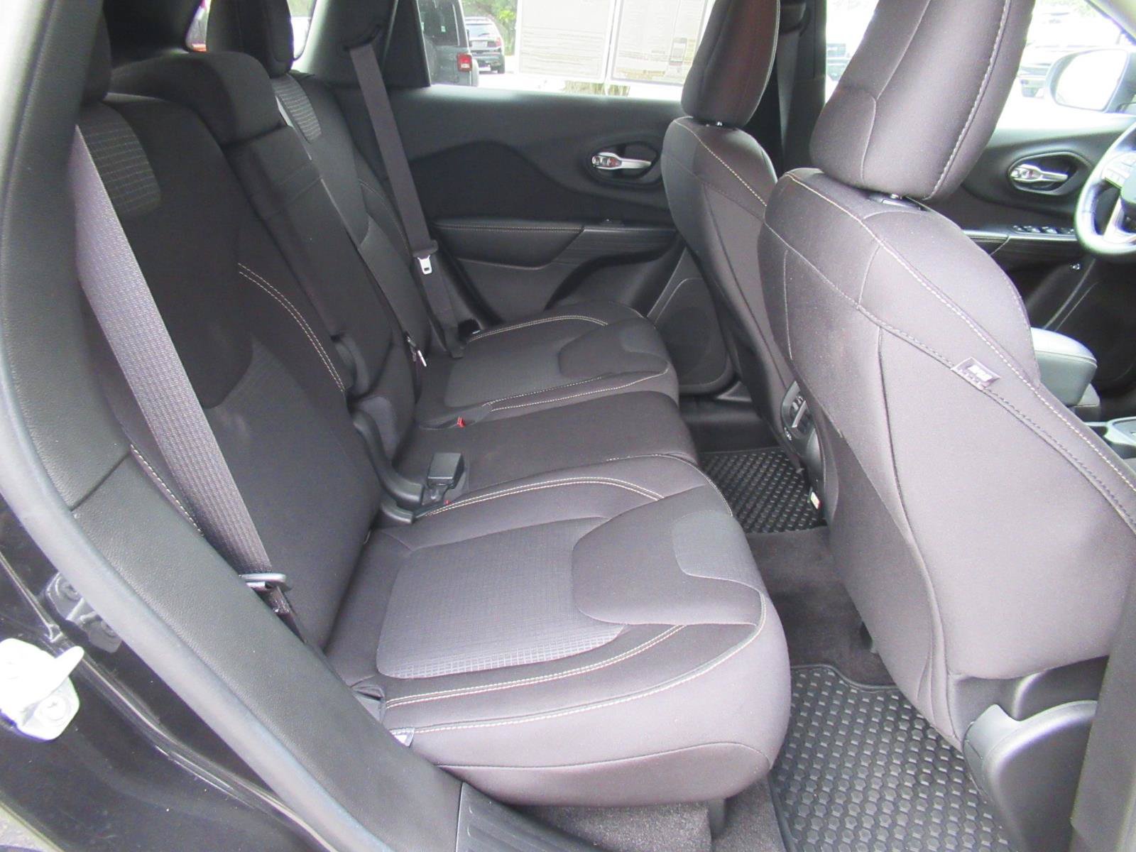 Used 2015 Jeep Cherokee Latitude w/ Cold Weather Group AWD/4WD image 36