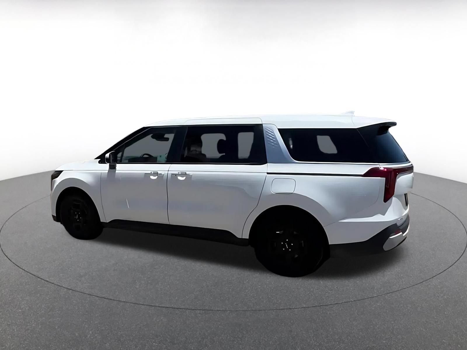 Used 2026 Kia Carnival FWD image 9