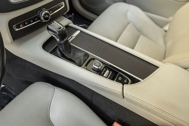 Used 2020 Volvo XC90 T5 Momentum FWD image 11