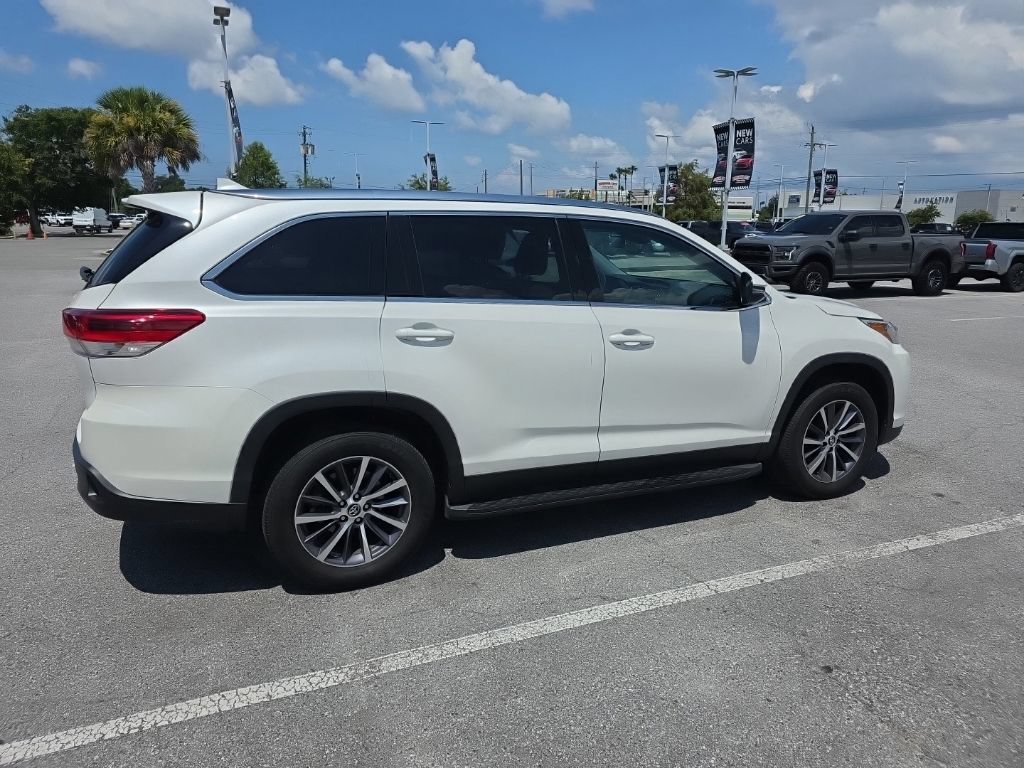 Used 2019 Toyota Highlander XLE FWD image 18