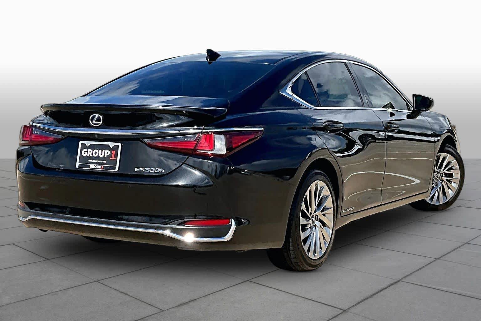 Used 2021 Lexus ES 300h Ultra Luxury w/ Accessory Package 2 FWD image 13