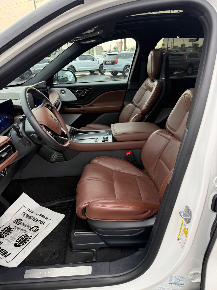 Used 2025 Lincoln Aviator Reserve w/ Equipment Group 201A AWD/4WD image 10