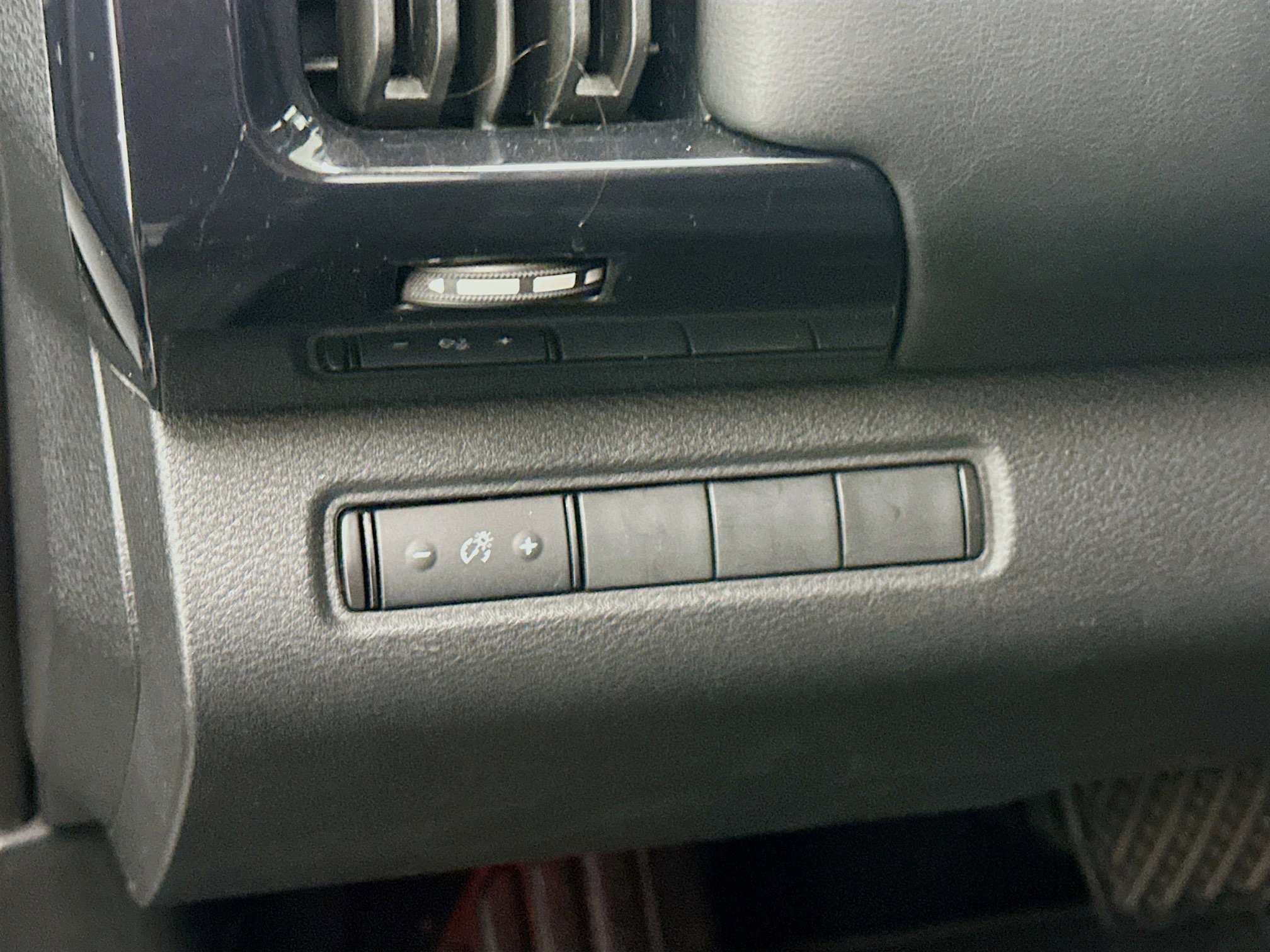 Used 2024 Nissan Pathfinder S image 17