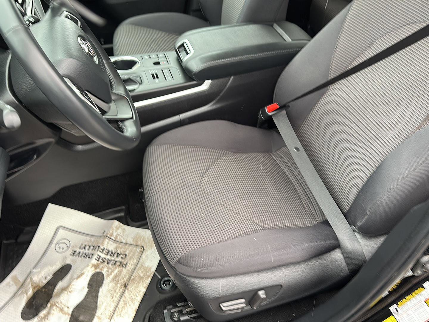 Used 2023 Toyota Highlander LE image 25