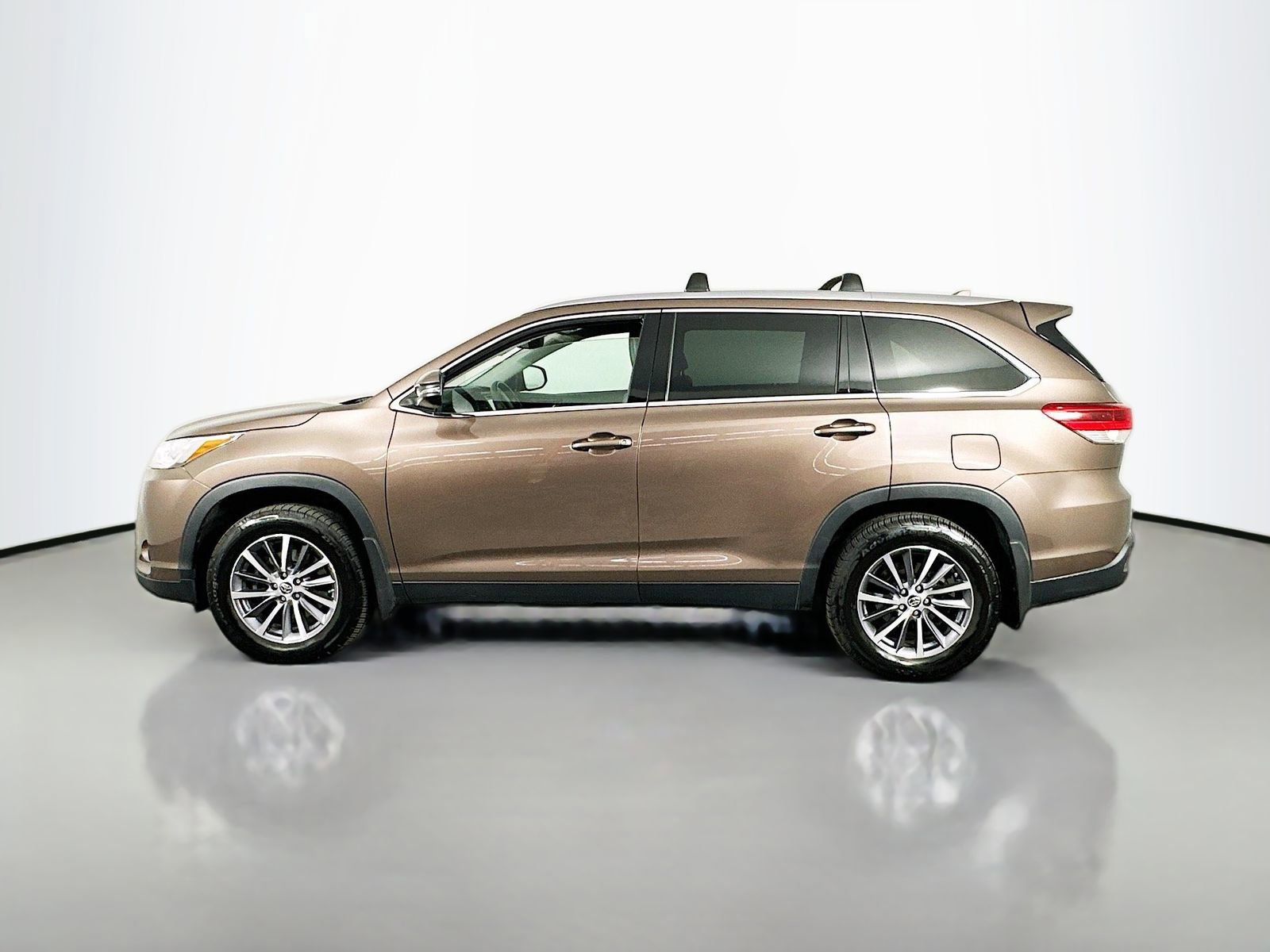 Certified 2019 Toyota Highlander XLE AWD/4WD image 4