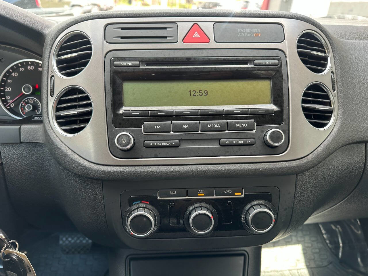 Used 2011 Volkswagen Tiguan SE image 31