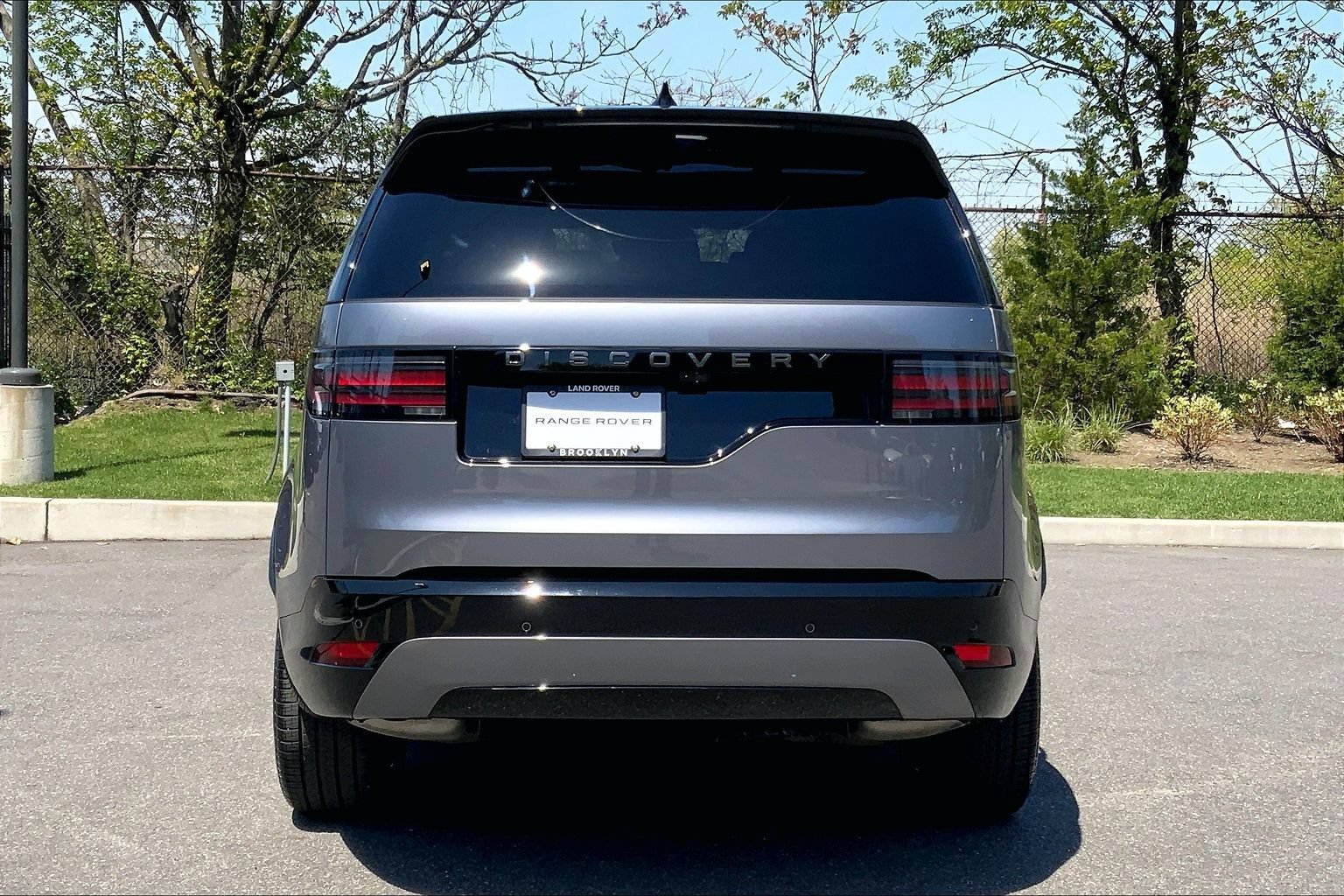 Certified 2025 Land Rover Discovery Dynamic SE AWD/4WD image 3