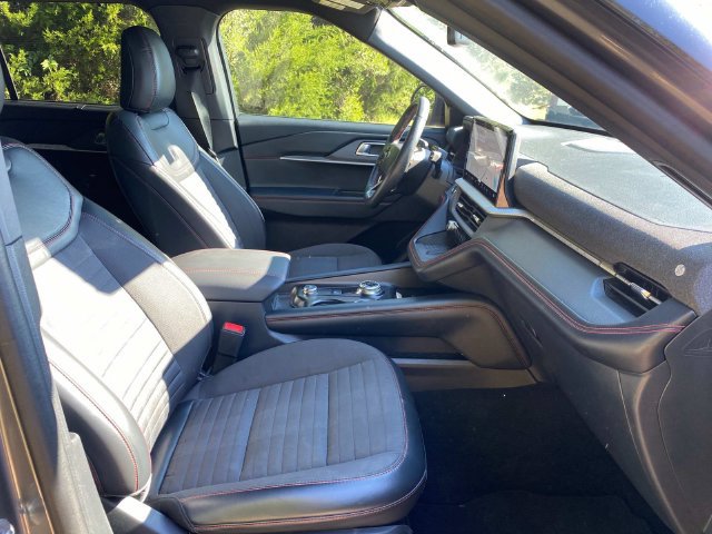 Used 2025 Ford Explorer ST-Line w/ Premium Package RWD image 37