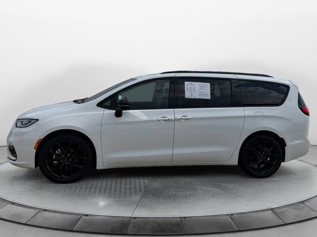 Used 2025 Chrysler Pacifica Limited FWD image 6