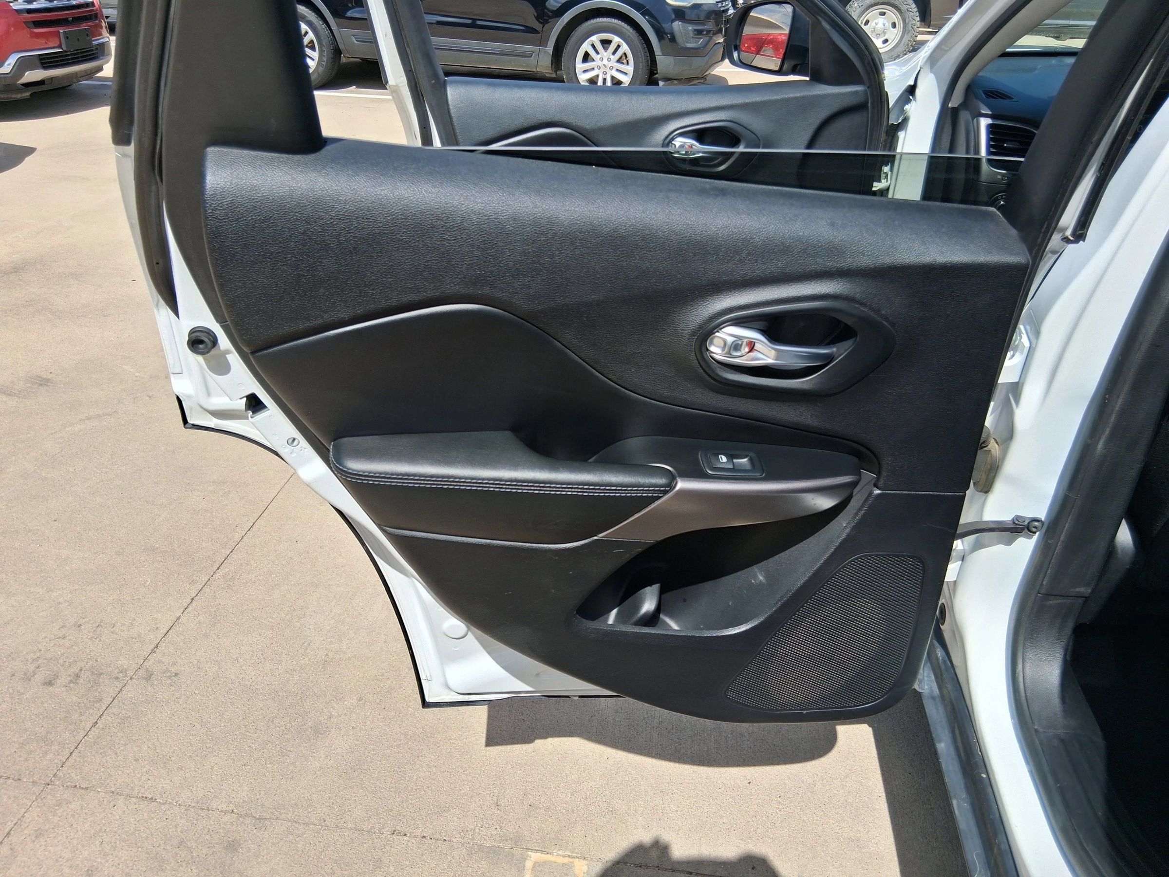 Used 2019 Jeep Cherokee Latitude w/ Popular Appearance Group AWD/4WD image 27