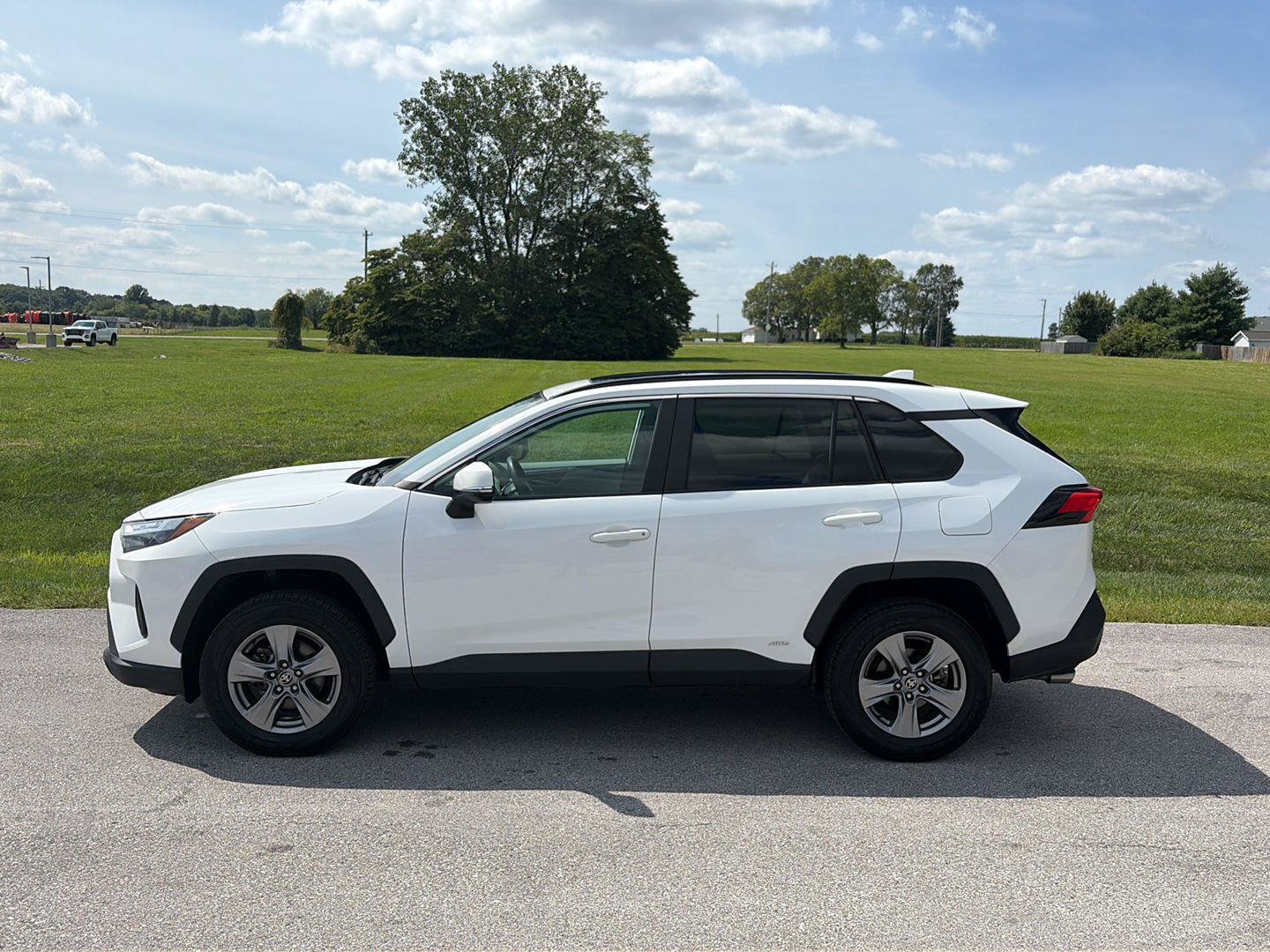 Used 2022 Toyota RAV4 XLE w/ Convenience Package AWD/4WD image 2