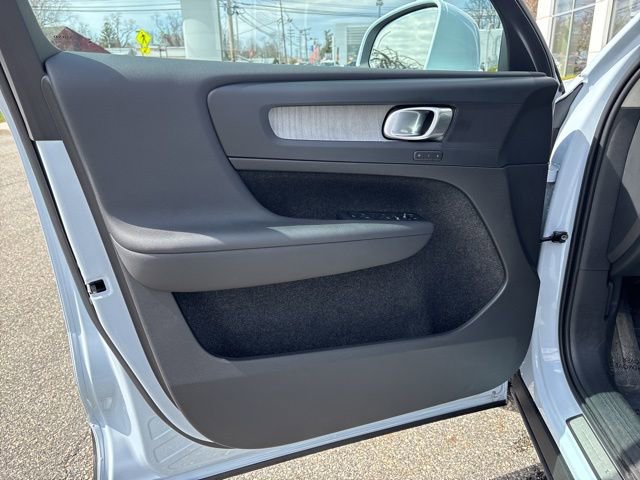Used 2025 Volvo XC40 B5 Core image 17