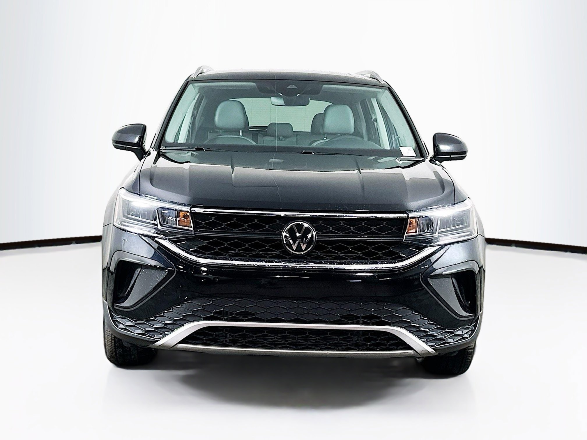 Used 2024 Volkswagen Taos SE image 2