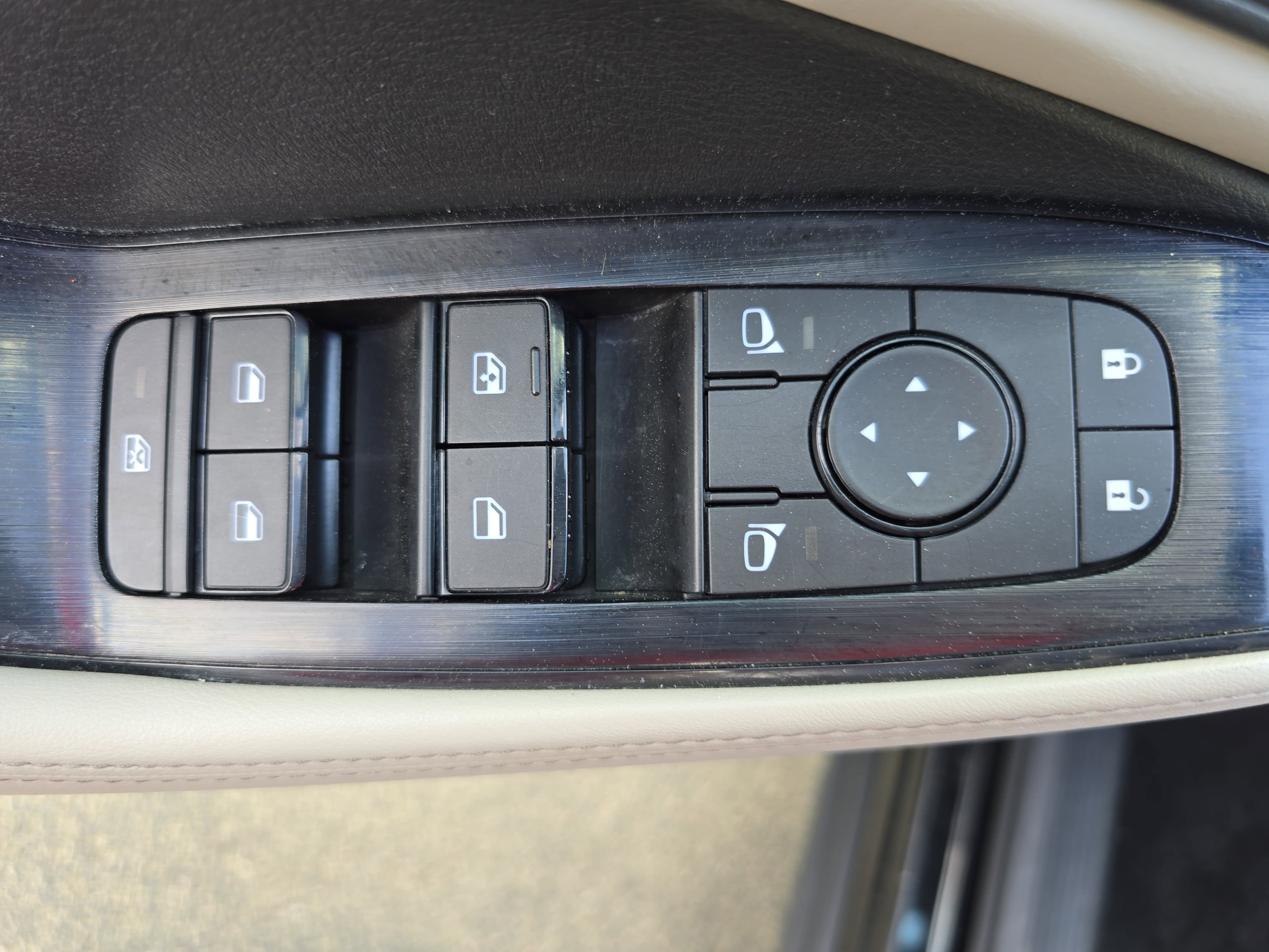 Used 2024 Nissan Rogue SV image 28