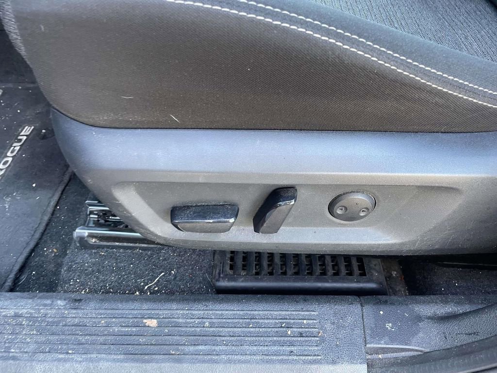 Used 2022 Nissan Rogue SV image 41