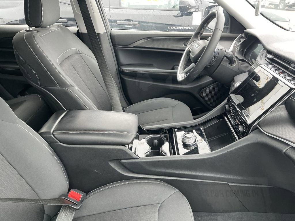 Used 2023 Jeep Grand Cherokee Laredo w/ Luxury Tech Group I image 10