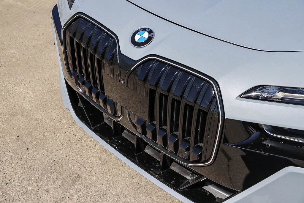 Used 2024 BMW 760i xDrive w/ Executive Package image 9