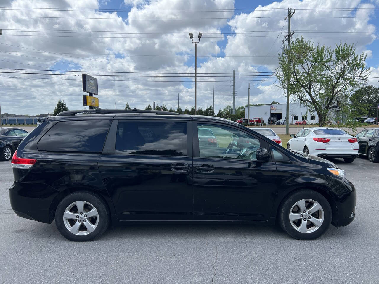 Used 2013 Toyota Sienna LE w/ Towing Pkg image 5