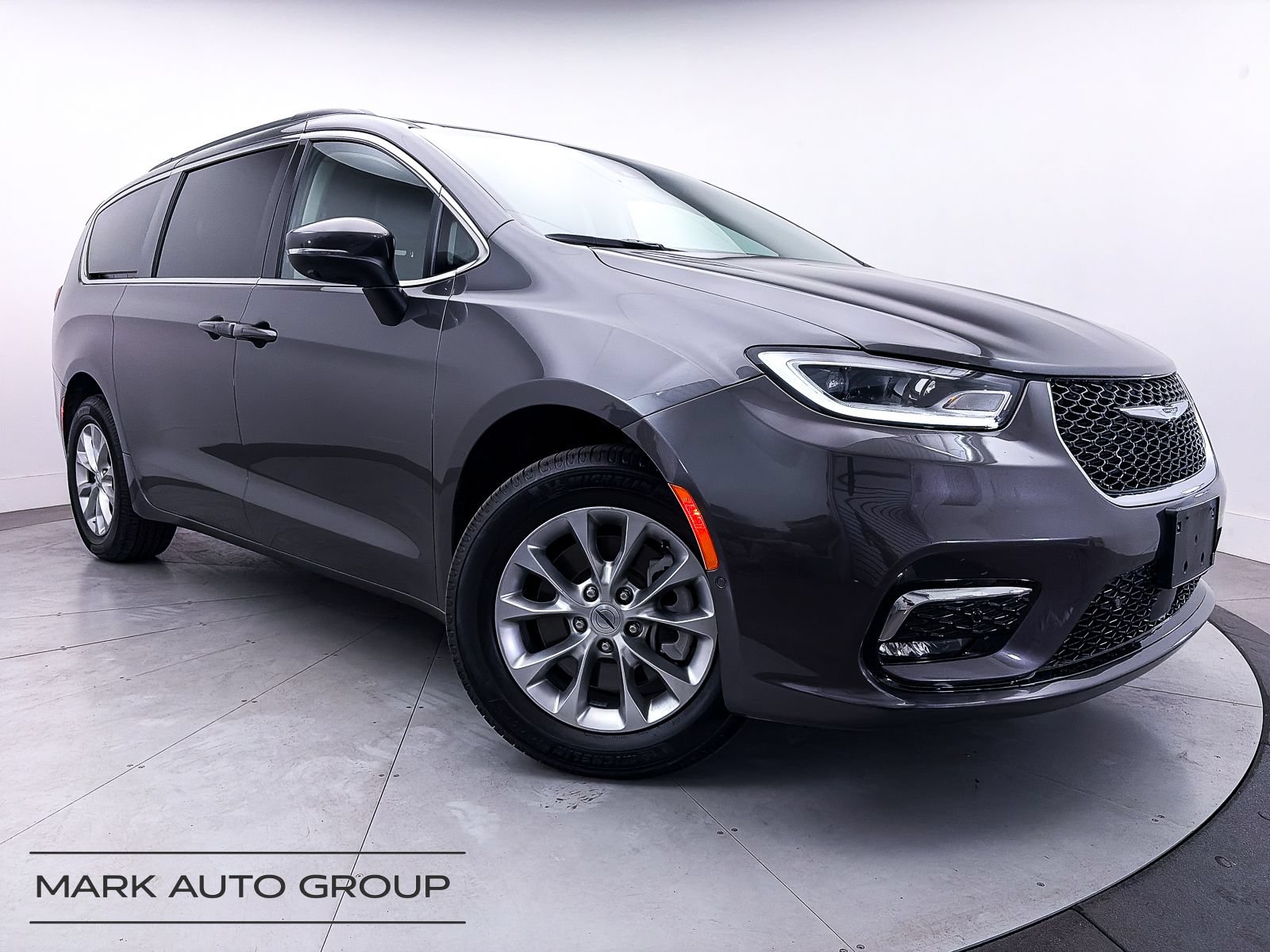 Used 2023 Chrysler Pacifica Touring-L AWD/4WD image 1