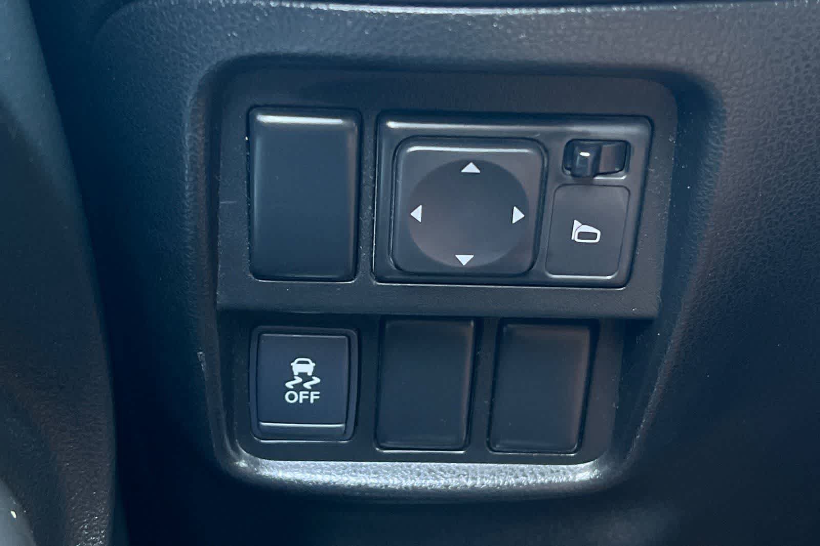 Used 2013 Nissan Juke S FWD image 30