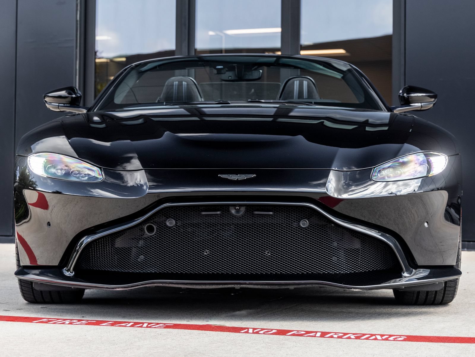 Used 2022 Aston Martin V8 Vantage Roadster RWD image 4