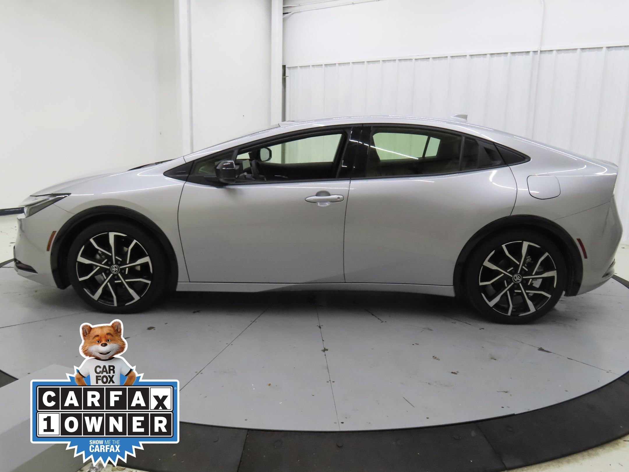 Used 2025 Toyota Prius Plug-In Hybrid image 6