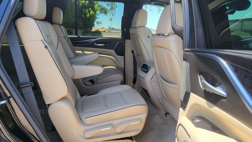 Used 2021 Cadillac Escalade Premium Luxury AWD/4WD image 23
