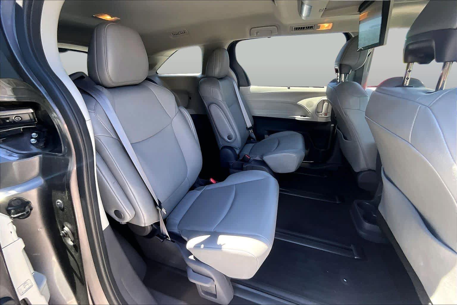 Used 2021 Toyota Sienna XLE w/ XLE Plus Package FWD image 21
