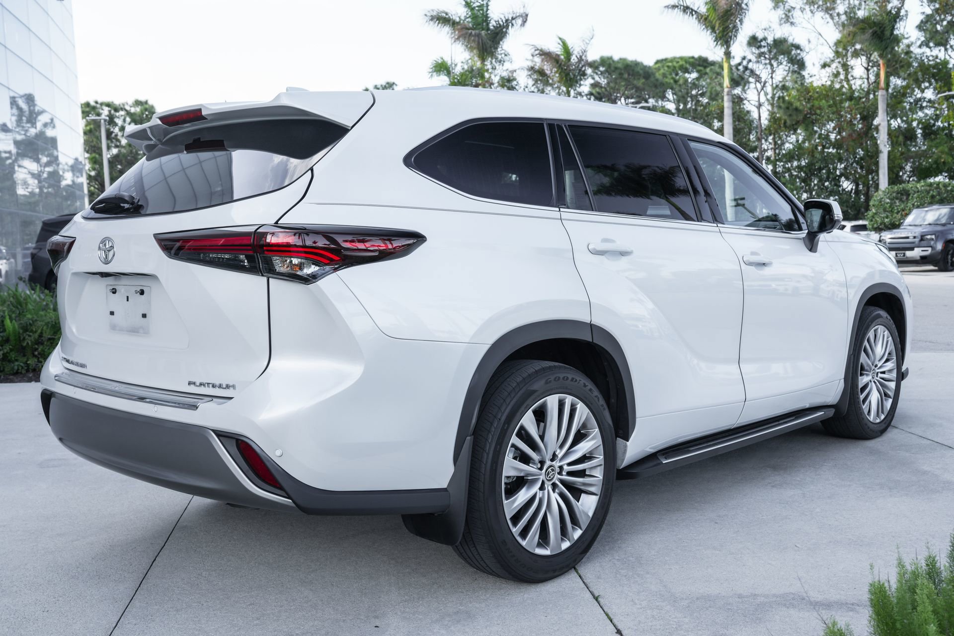 Used 2024 Toyota Highlander Platinum image 9